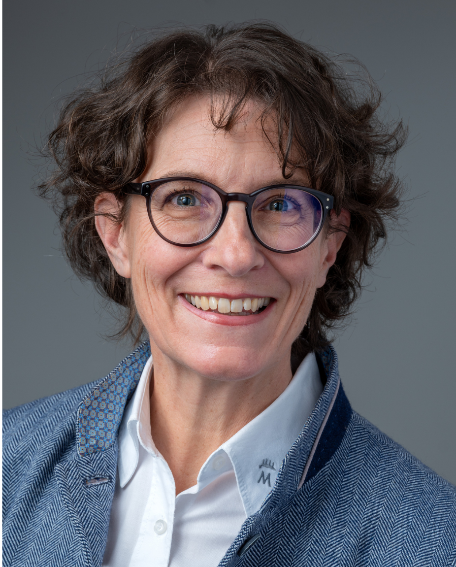 Foto Stv. Gestütsleitung Dr. Carolin Eiberger am Stutenbrunnen