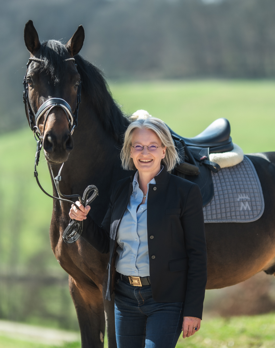 Foto Landoberstallmeisterin Dr. Astrid von Velsen-Zerweck mit Fohlen auf der Weide